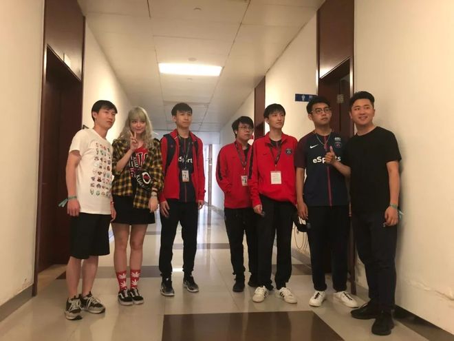 她的场上执 她的场上执